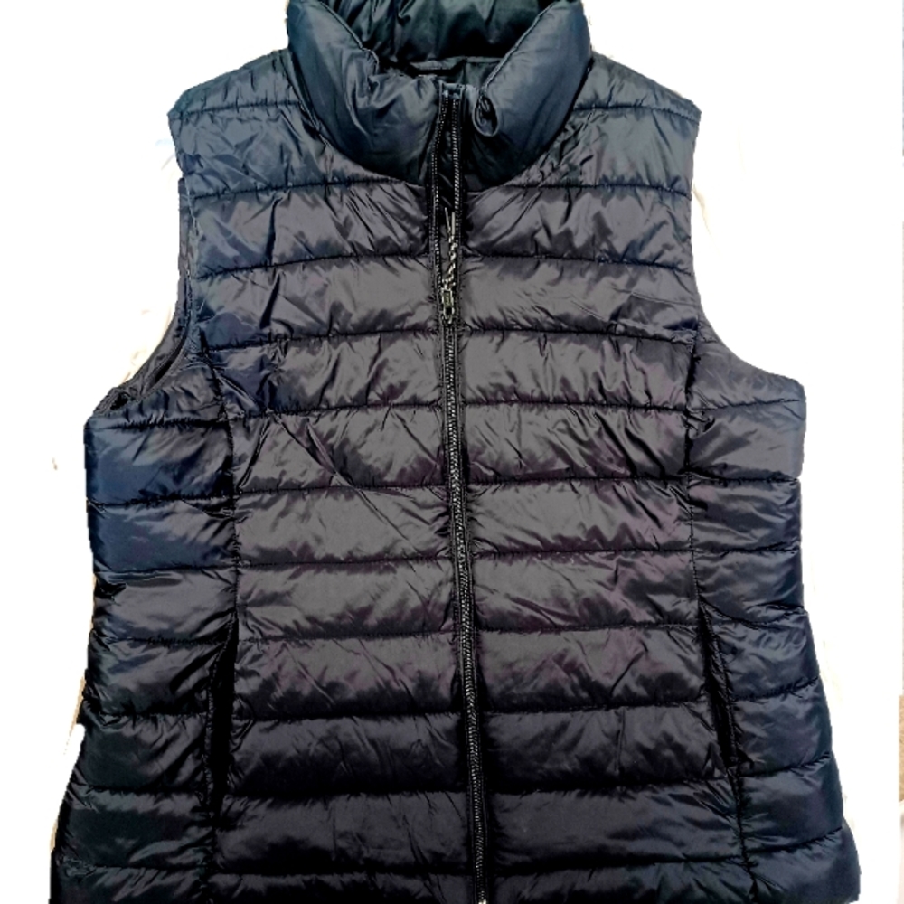 I'm selling a black Gap vest.